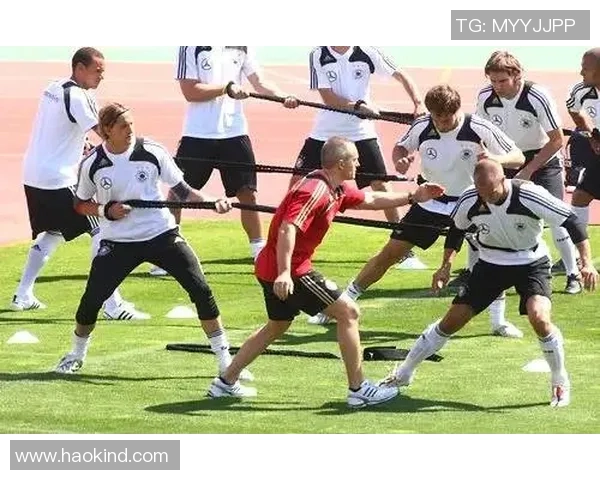 球星亲自示范足球训练技巧 提升个人技术与团队配合能力