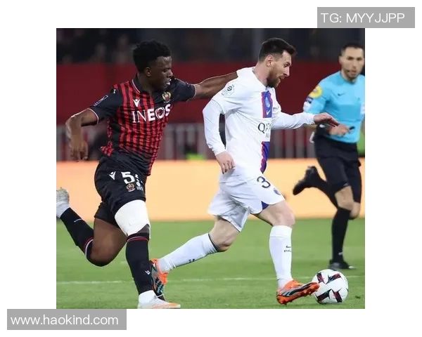 足球球星与撞球框意外碰撞引发的精彩瞬间与球场新话题